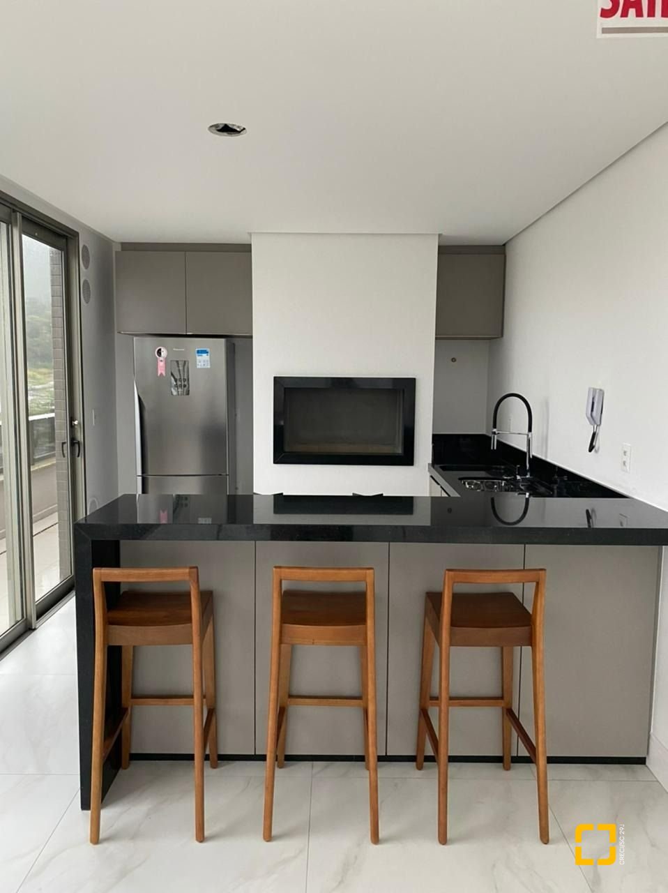 Apartamento com 113m², 6 quartos (sendo 3 suítes), 3 garagens, no bairro Beiramar em Florianópolis