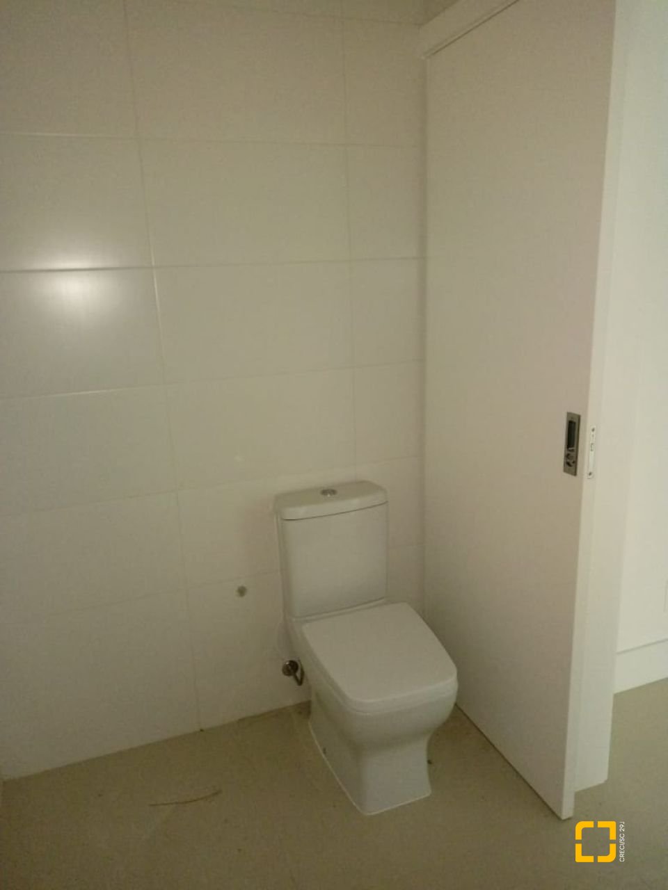 Apartamento com 113m², 6 quartos (sendo 3 suítes), 3 garagens, no bairro Beiramar em Florianópolis