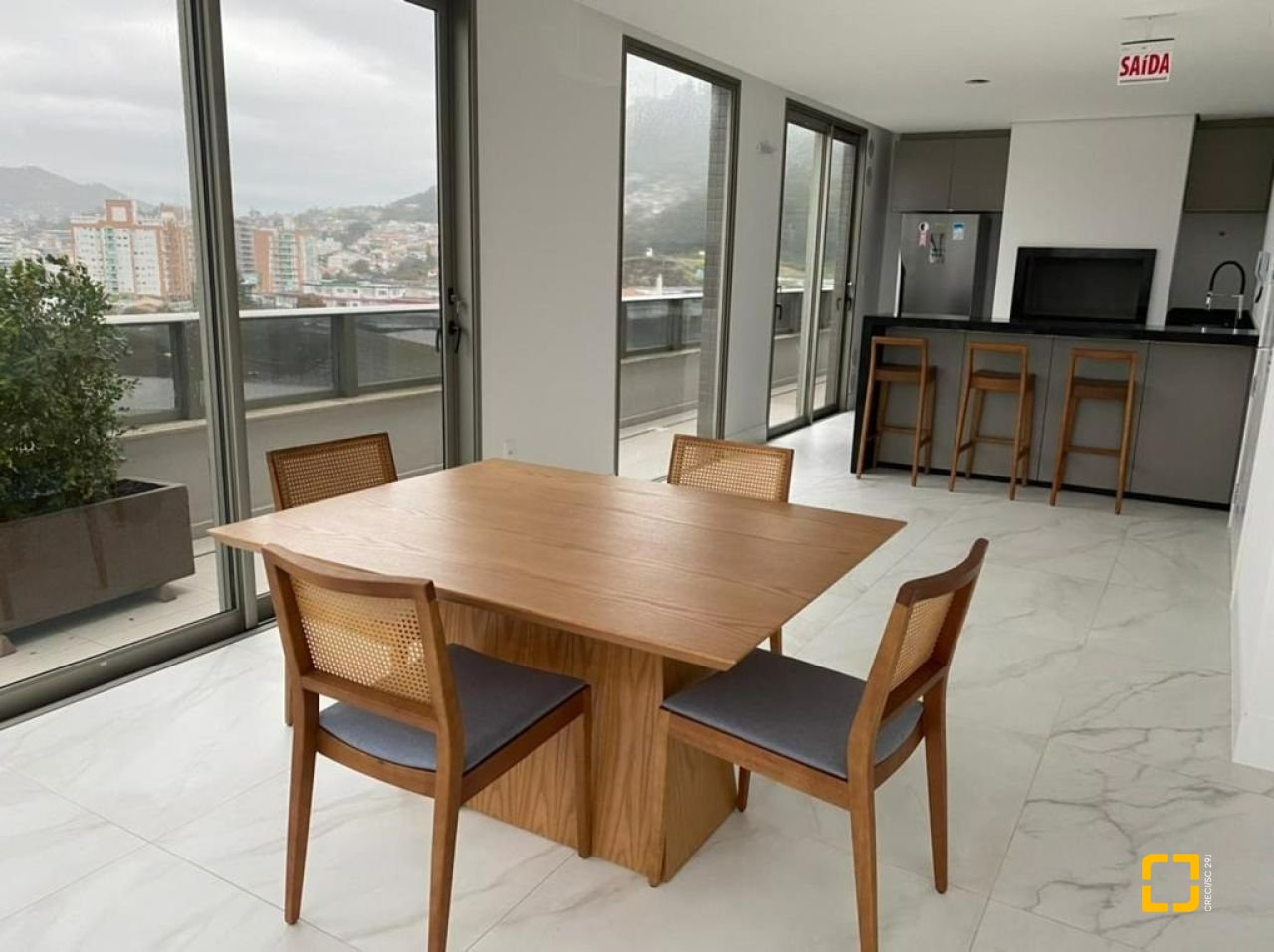 Apartamento com 113m², 6 quartos (sendo 3 suítes), 3 garagens, no bairro Beiramar em Florianópolis