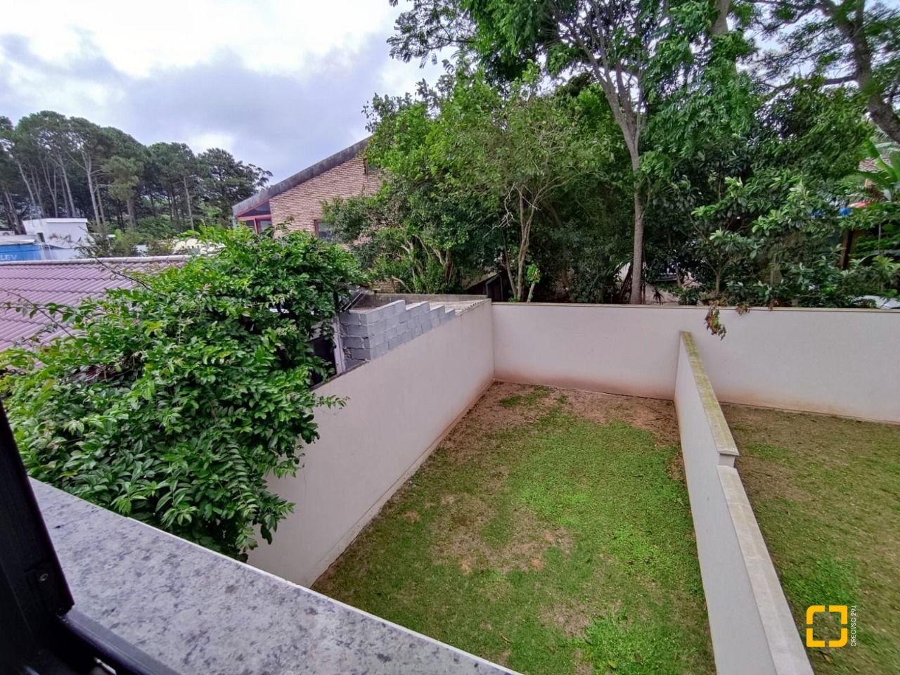 Casa com 88m², 4 quartos (sendo 2 suítes), 2 garagens, no bairro Rio Vermelho em Florianópolis