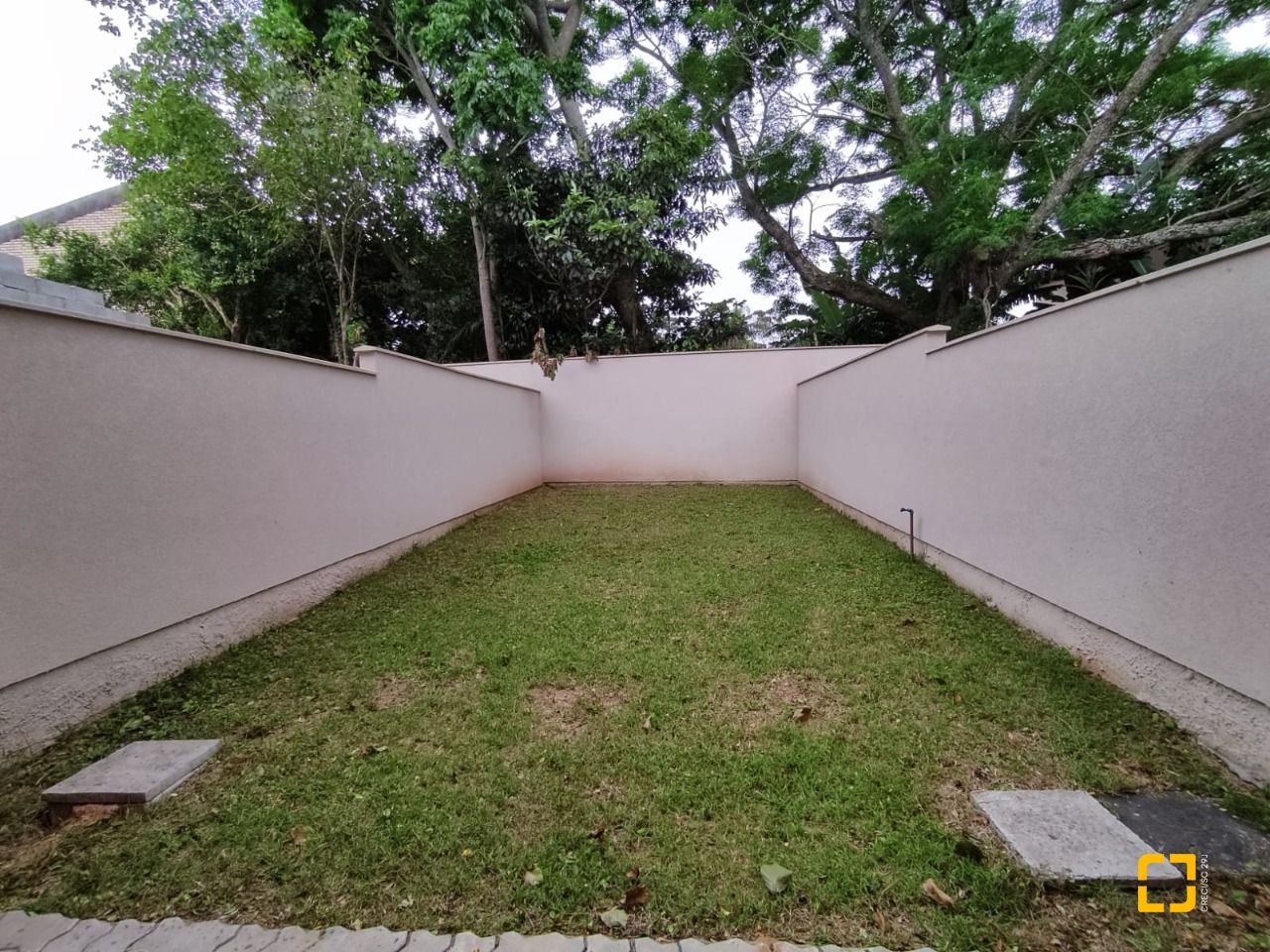 Casa com 89m², 4 quartos (sendo 2 suítes), 2 garagens, no bairro Rio Vermelho em Florianópolis