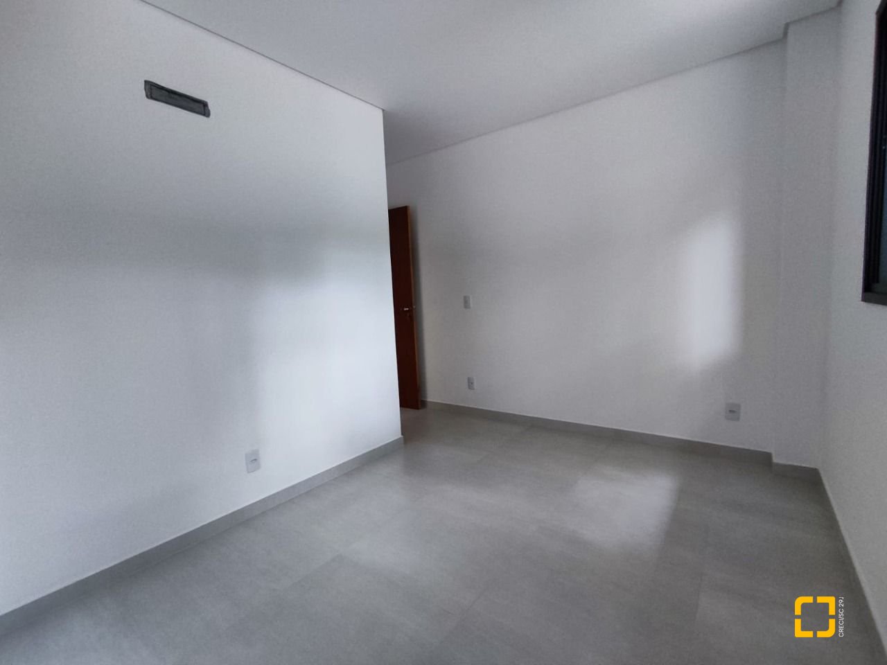 Casa com 89m², 4 quartos (sendo 2 suítes), 2 garagens, no bairro Rio Vermelho em Florianópolis