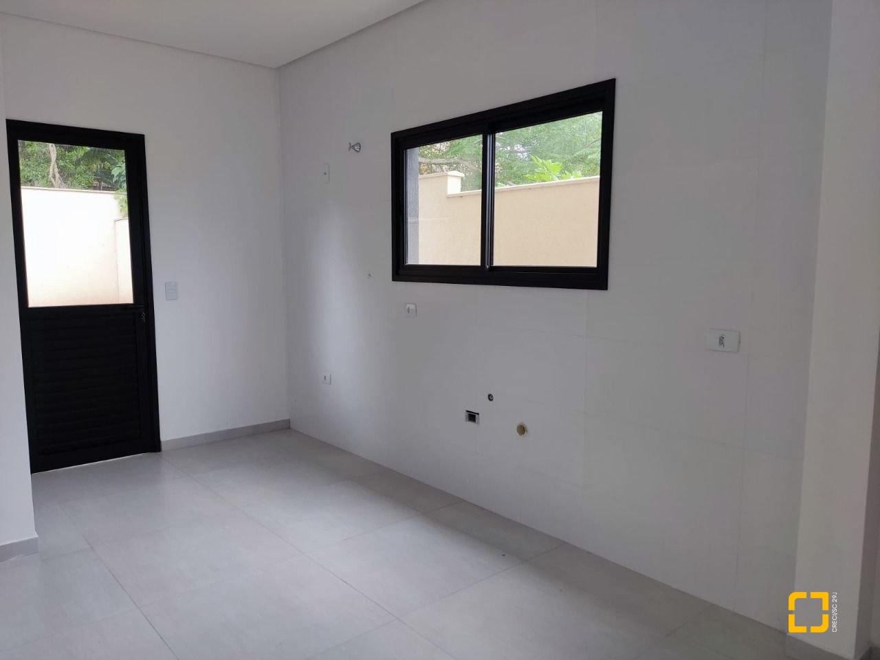 Casa com 85m², 4 quartos (sendo 2 suítes), 2 garagens, no bairro Rio Vermelho em Florianópolis