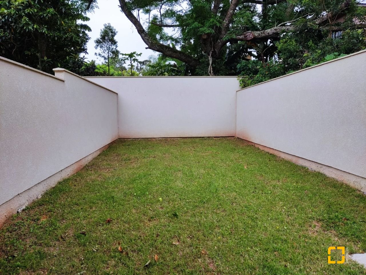 Casa com 85m², 4 quartos (sendo 2 suítes), 2 garagens, no bairro Rio Vermelho em Florianópolis