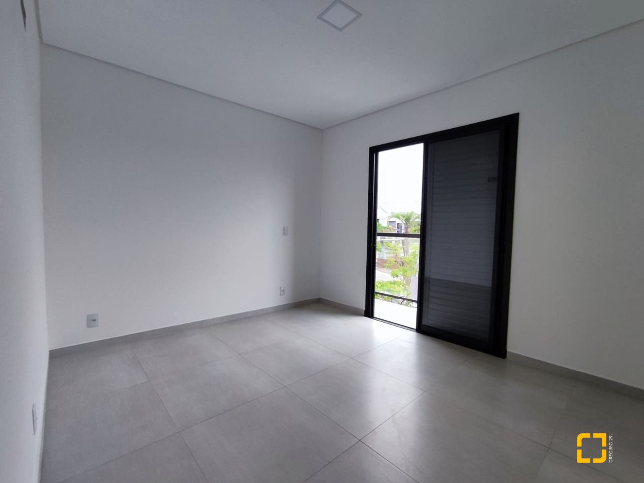 Casa com 85m², 4 quartos (sendo 2 suítes), 2 garagens, no bairro Rio Vermelho em Florianópolis