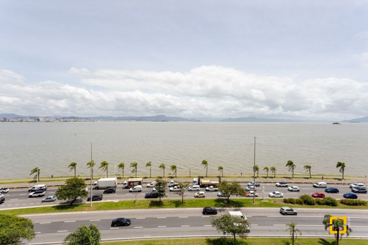 Apartamento com 250m², 3 quartos (sendo 3 suítes), 2 garagens, no bairro Beiramar em Florianópolis