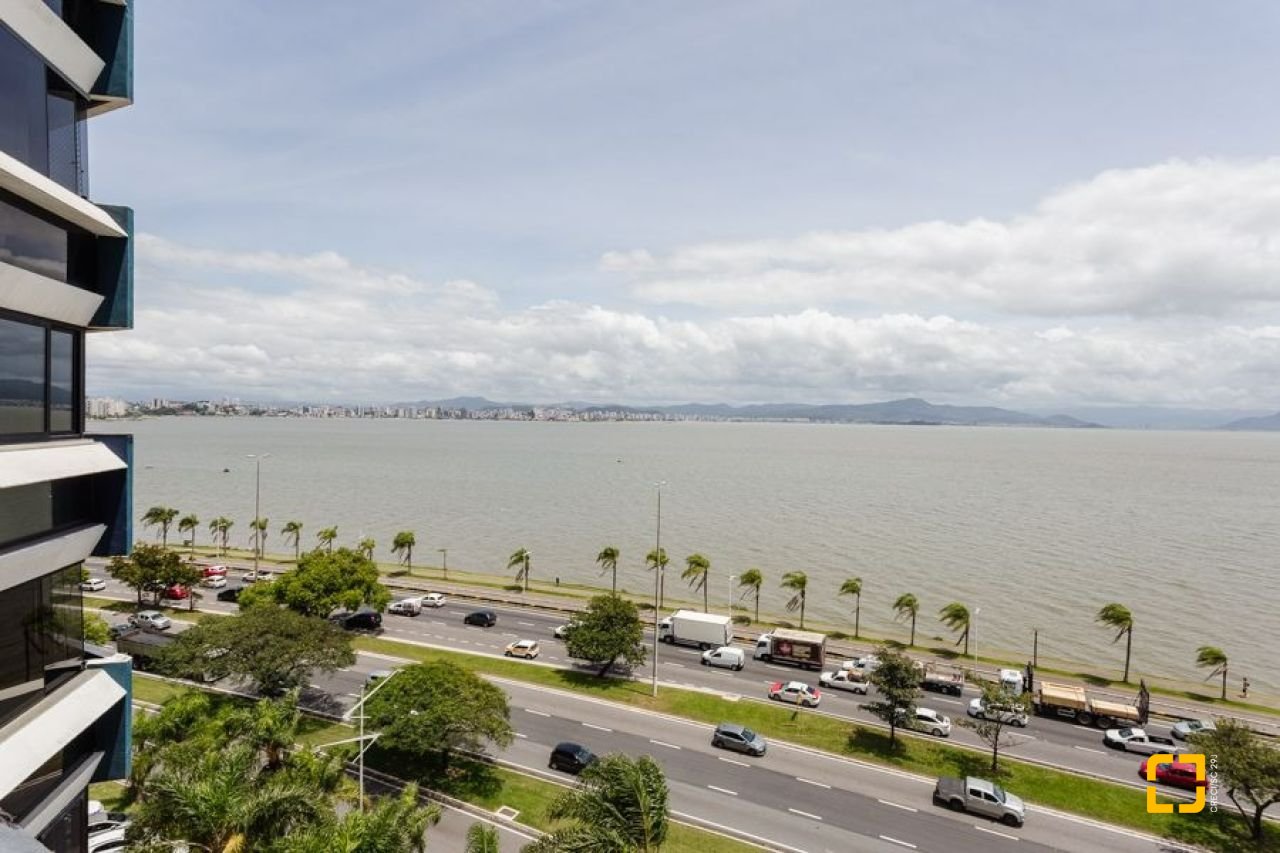 Apartamento com 250m², 3 quartos (sendo 3 suítes), 2 garagens, no bairro Beiramar em Florianópolis