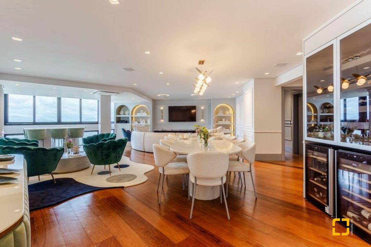 Apartamento com 250m², 3 quartos (sendo 3 suítes), 2 garagens, no bairro Beiramar em Florianópolis