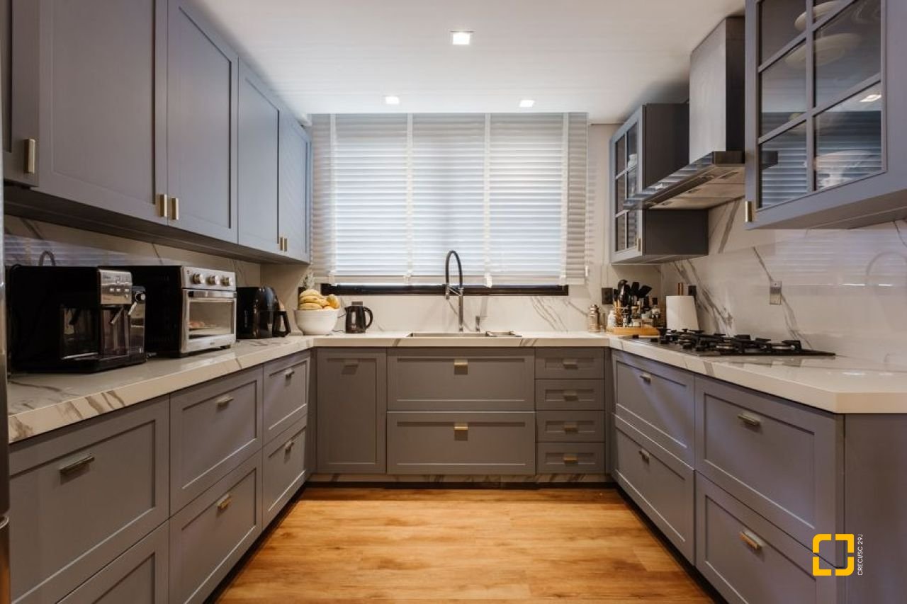 Apartamento com 250m², 3 quartos (sendo 3 suítes), 2 garagens, no bairro Beiramar em Florianópolis