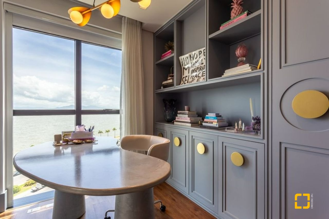 Apartamento com 250m², 3 quartos (sendo 3 suítes), 2 garagens, no bairro Beiramar em Florianópolis