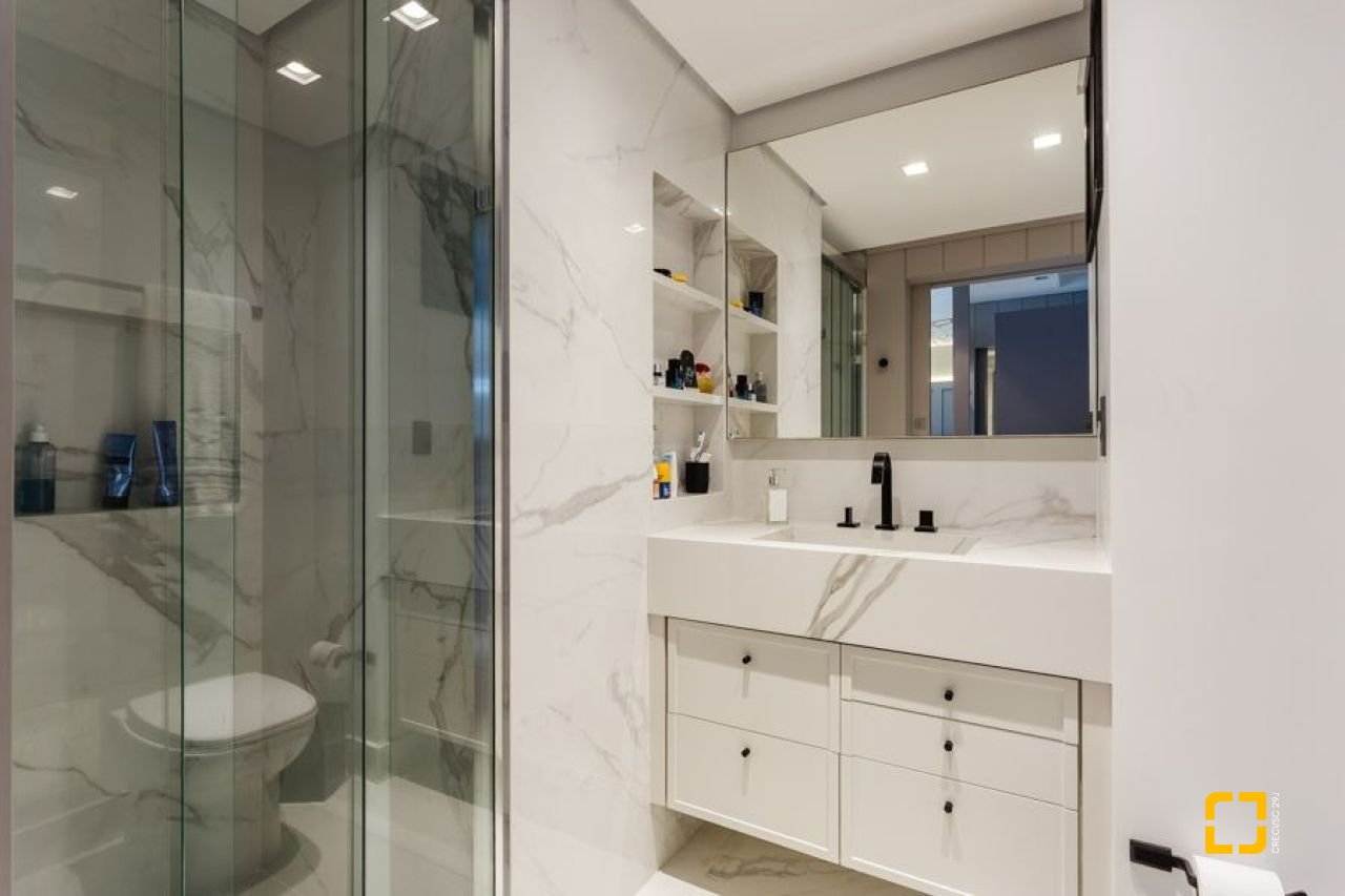 Apartamento com 250m², 3 quartos (sendo 3 suítes), 2 garagens, no bairro Beiramar em Florianópolis