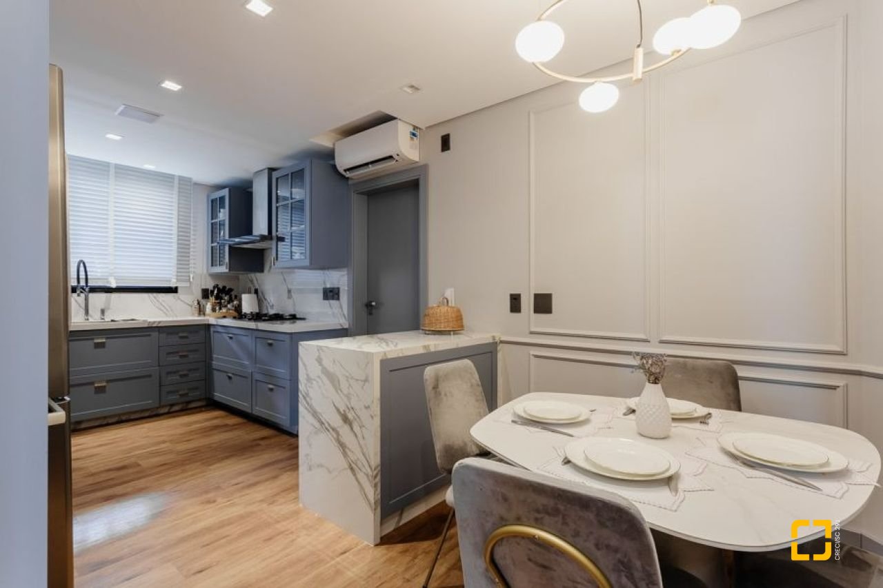 Apartamento com 250m², 3 quartos (sendo 3 suítes), 2 garagens, no bairro Beiramar em Florianópolis