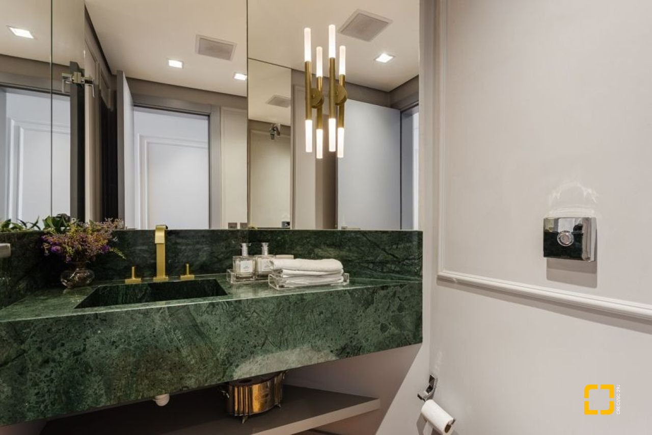 Apartamento com 250m², 3 quartos (sendo 3 suítes), 2 garagens, no bairro Beiramar em Florianópolis