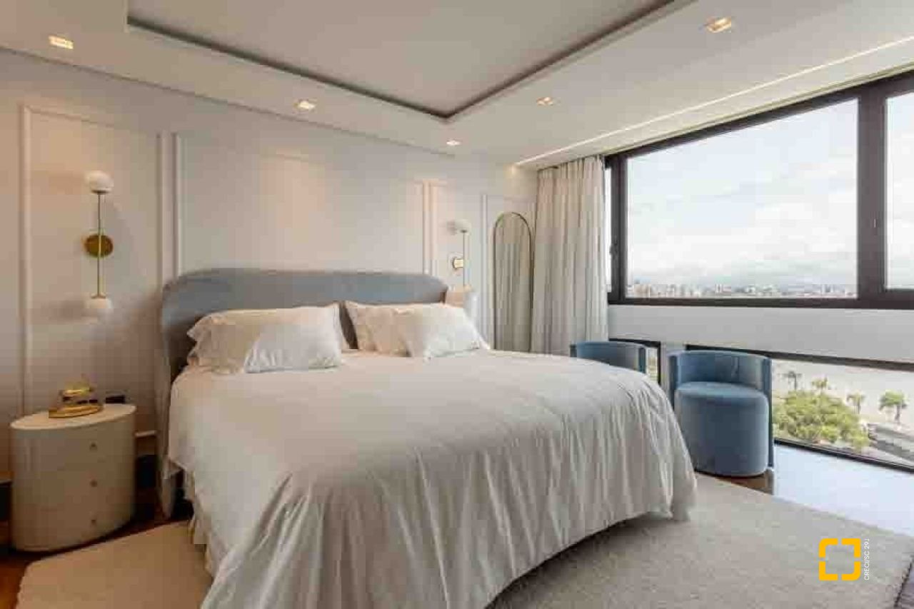Apartamento com 250m², 3 quartos (sendo 3 suítes), 2 garagens, no bairro Beiramar em Florianópolis