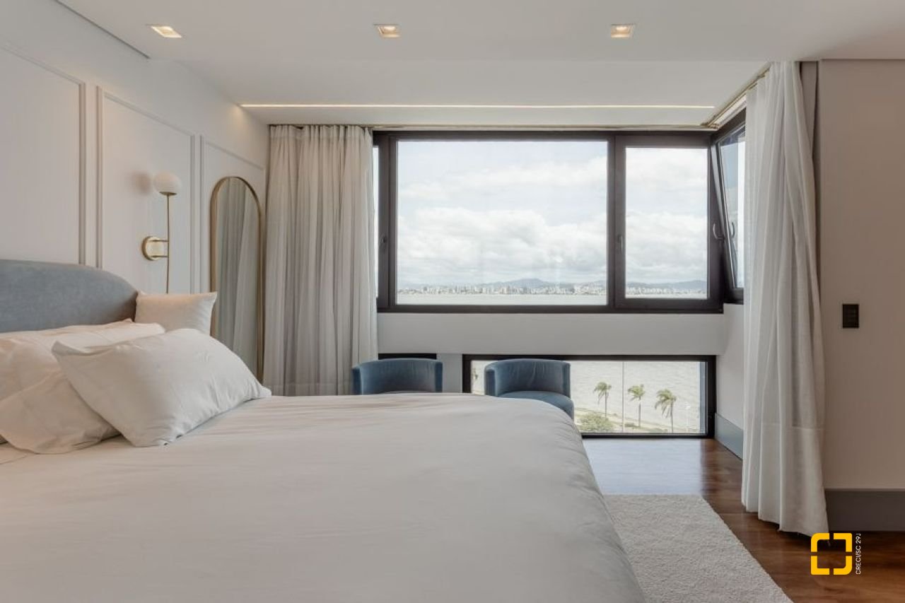 Apartamento com 250m², 3 quartos (sendo 3 suítes), 2 garagens, no bairro Beiramar em Florianópolis