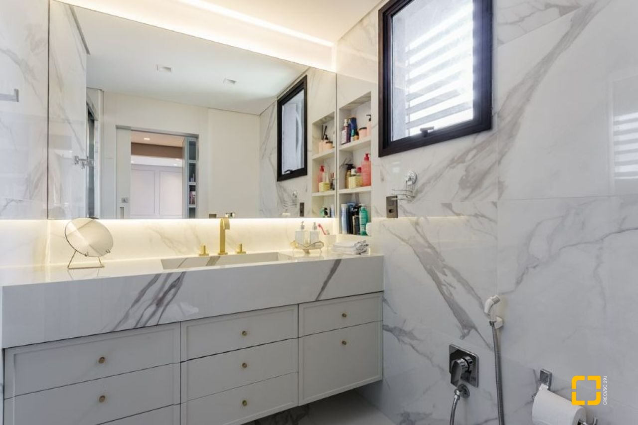 Apartamento com 250m², 3 quartos (sendo 3 suítes), 2 garagens, no bairro Beiramar em Florianópolis