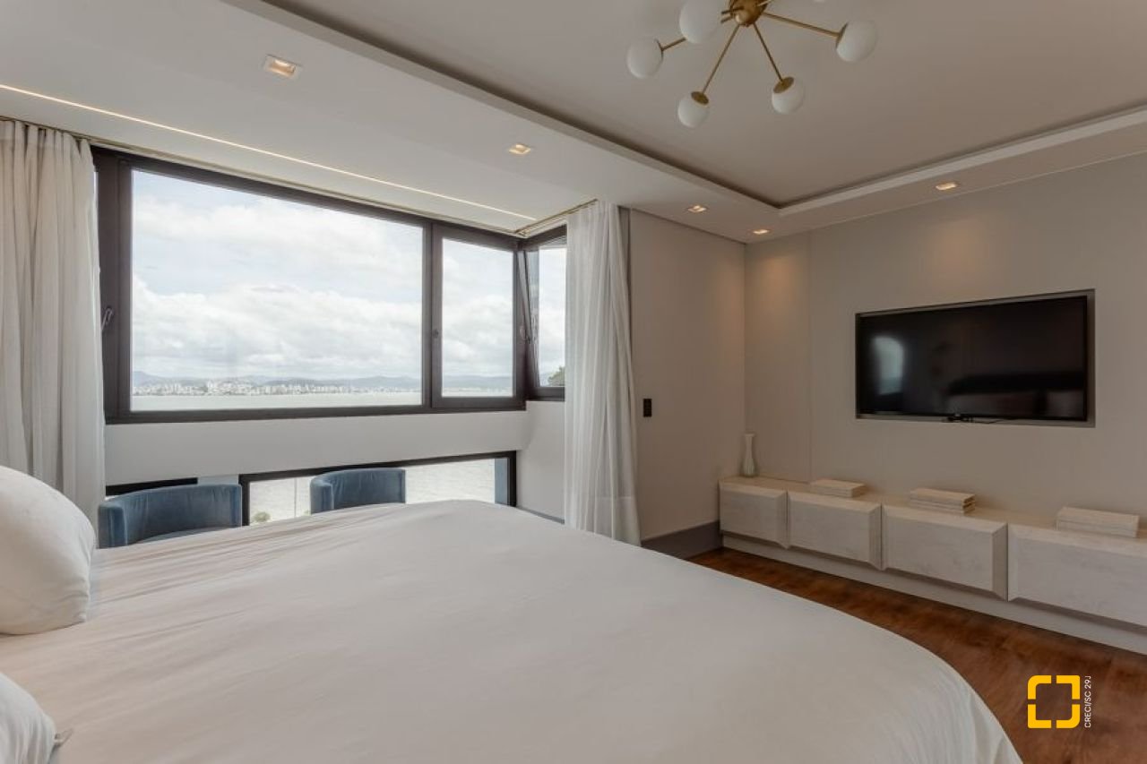 Apartamento com 250m², 3 quartos (sendo 3 suítes), 2 garagens, no bairro Beiramar em Florianópolis
