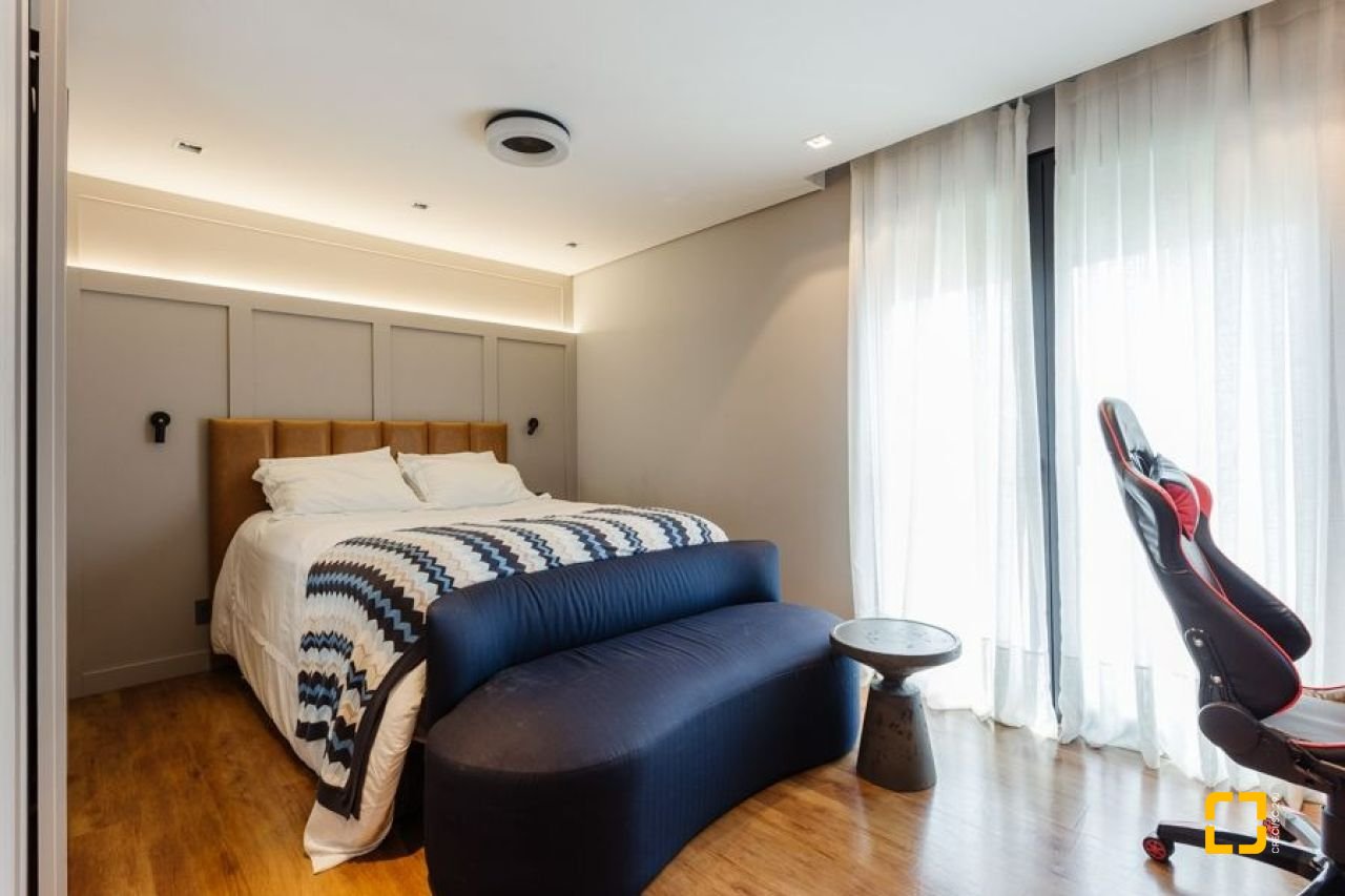 Apartamento com 250m², 3 quartos (sendo 3 suítes), 2 garagens, no bairro Beiramar em Florianópolis