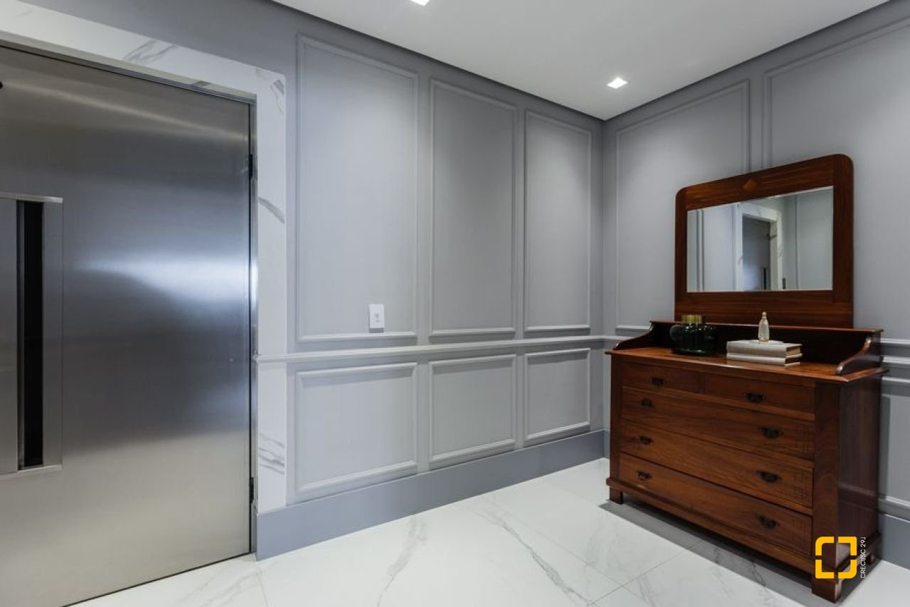 Apartamento com 250m², 3 quartos (sendo 3 suítes), 2 garagens, no bairro Beiramar em Florianópolis
