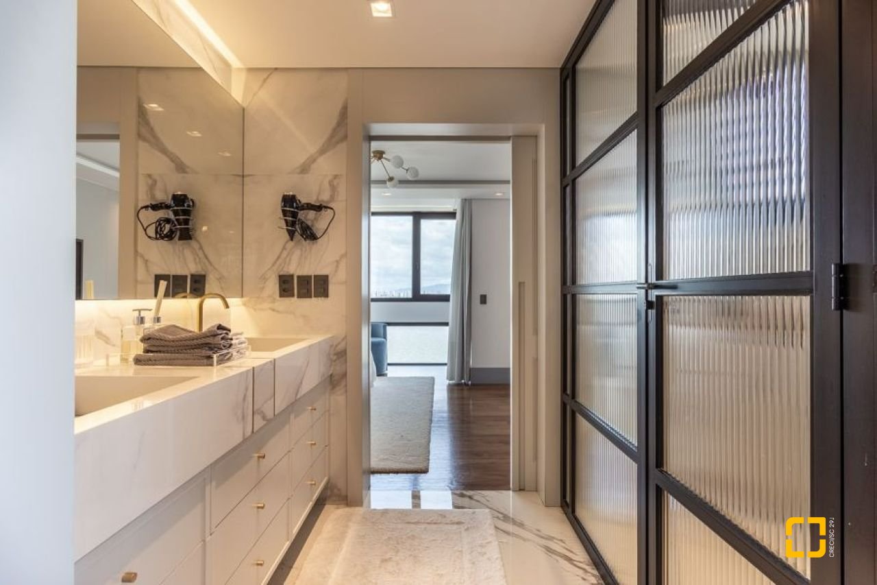 Apartamento com 250m², 3 quartos (sendo 3 suítes), 2 garagens, no bairro Beiramar em Florianópolis