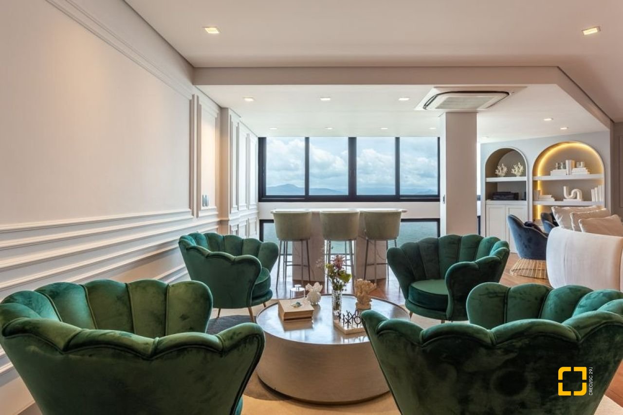 Apartamento com 250m², 3 quartos (sendo 3 suítes), 2 garagens, no bairro Beiramar em Florianópolis