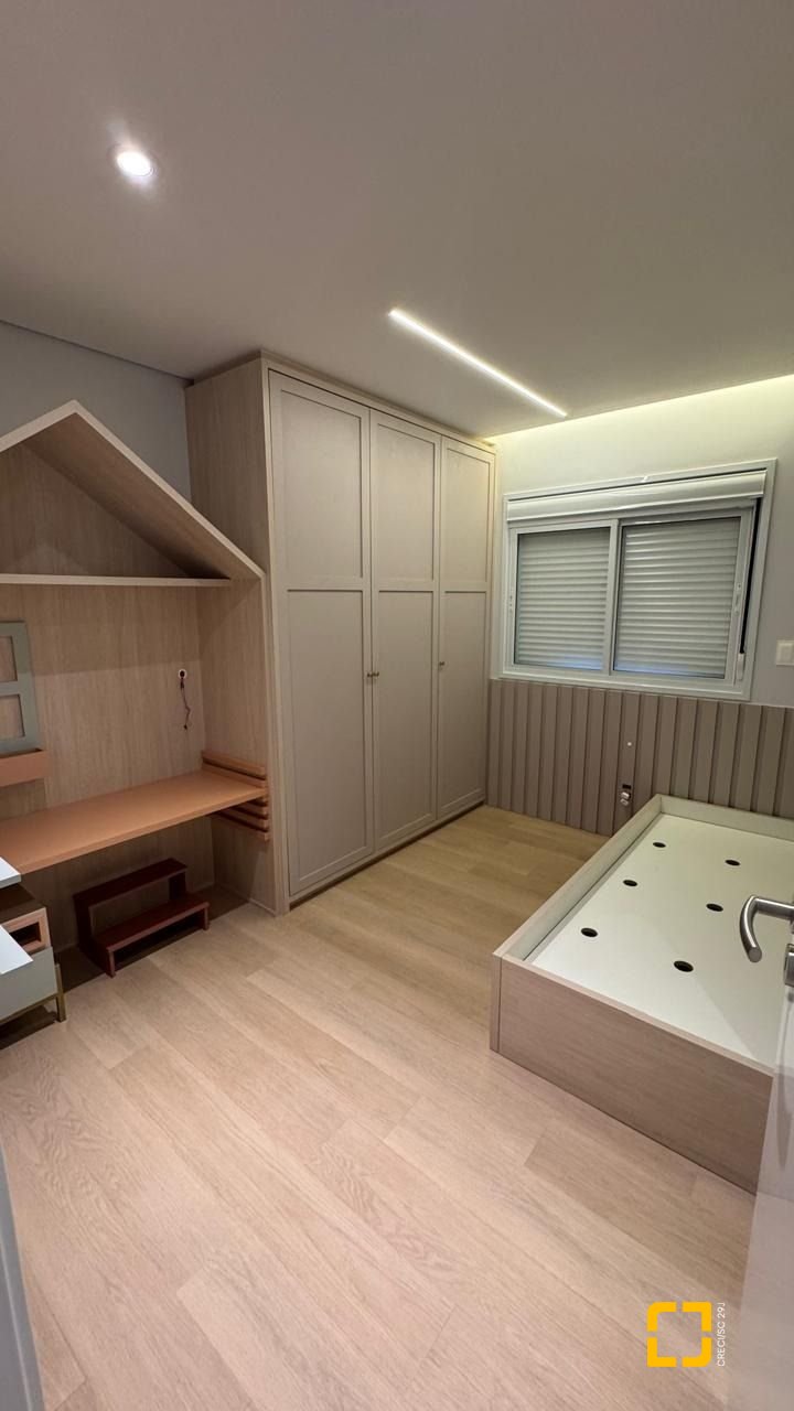 Apartamento com 102m², 4 quartos (sendo 1 suíte), 2 garagens, no bairro Jardim Atlântico em Florianópolis