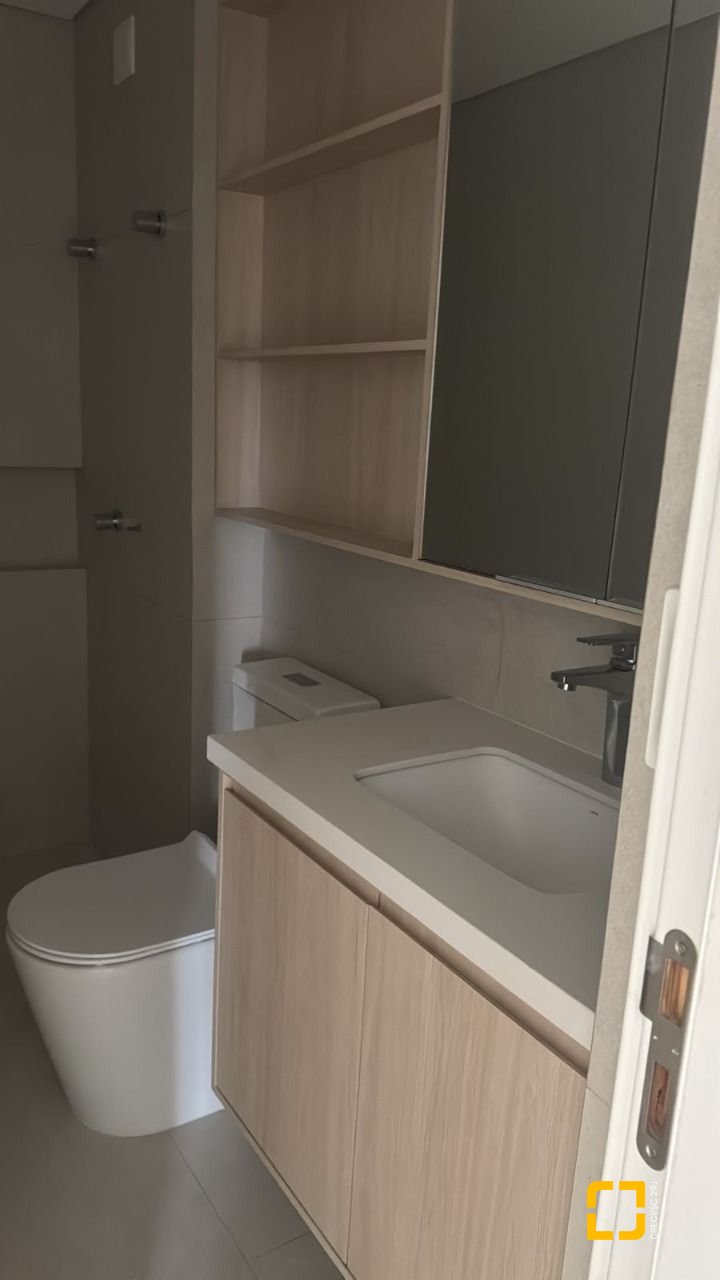 Apartamento com 102m², 4 quartos (sendo 1 suíte), 2 garagens, no bairro Jardim Atlântico em Florianópolis