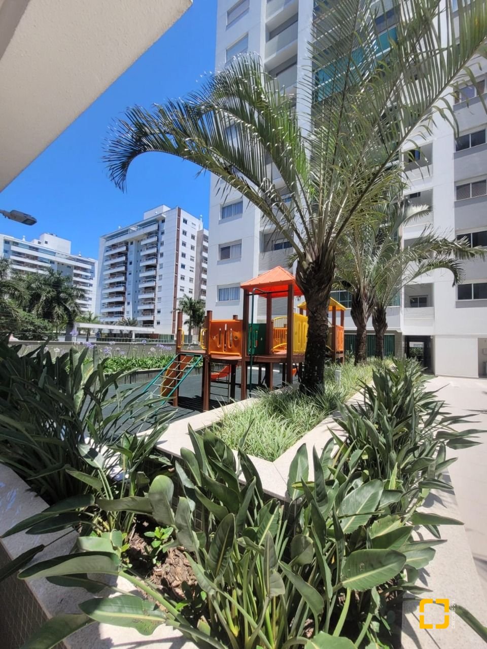 Apartamento com 102m², 4 quartos (sendo 1 suíte), 2 garagens, no bairro Jardim Atlântico em Florianópolis