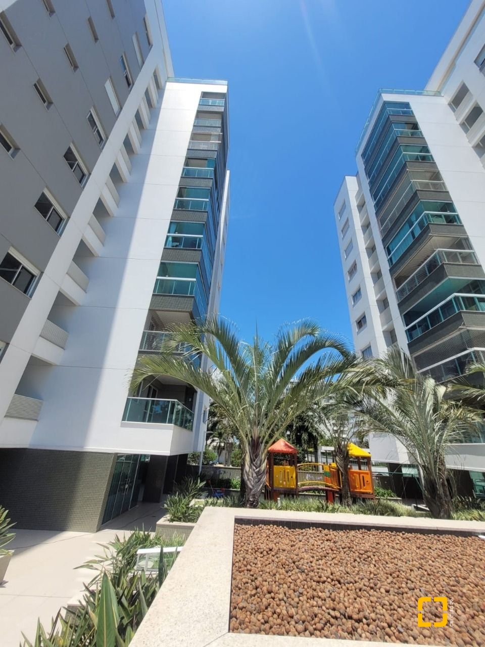 Apartamento com 102m², 4 quartos (sendo 1 suíte), 2 garagens, no bairro Jardim Atlântico em Florianópolis