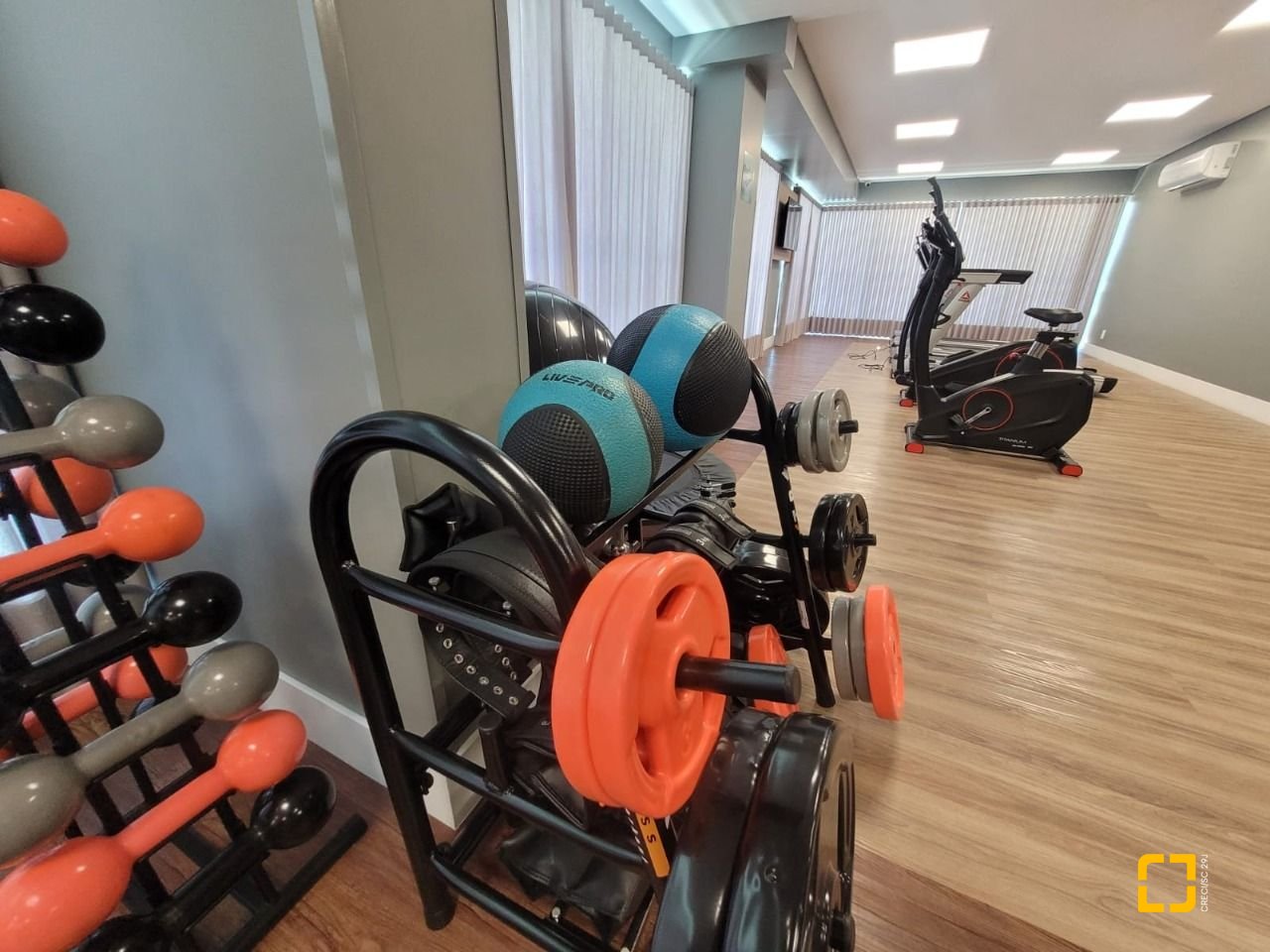 Apartamento com 102m², 4 quartos (sendo 1 suíte), 2 garagens, no bairro Jardim Atlântico em Florianópolis