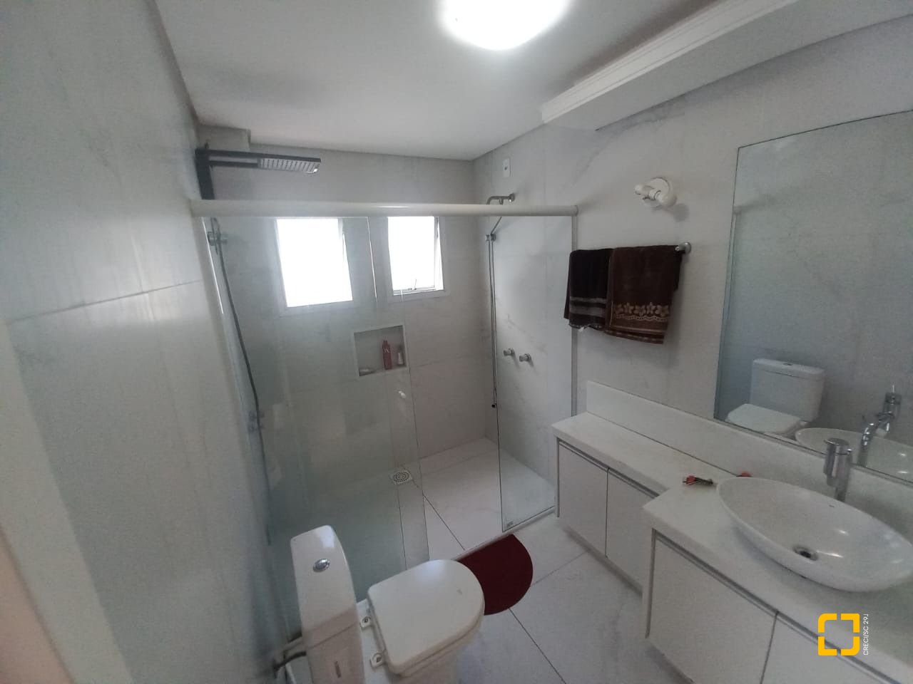 Casa com 158m², 6 quartos (sendo 3 suítes), 2 garagens, no bairro Rio Vermelho em Florianópolis