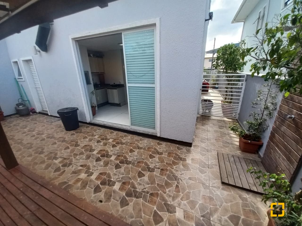 Casa com 158m², 6 quartos (sendo 3 suítes), 2 garagens, no bairro Rio Vermelho em Florianópolis