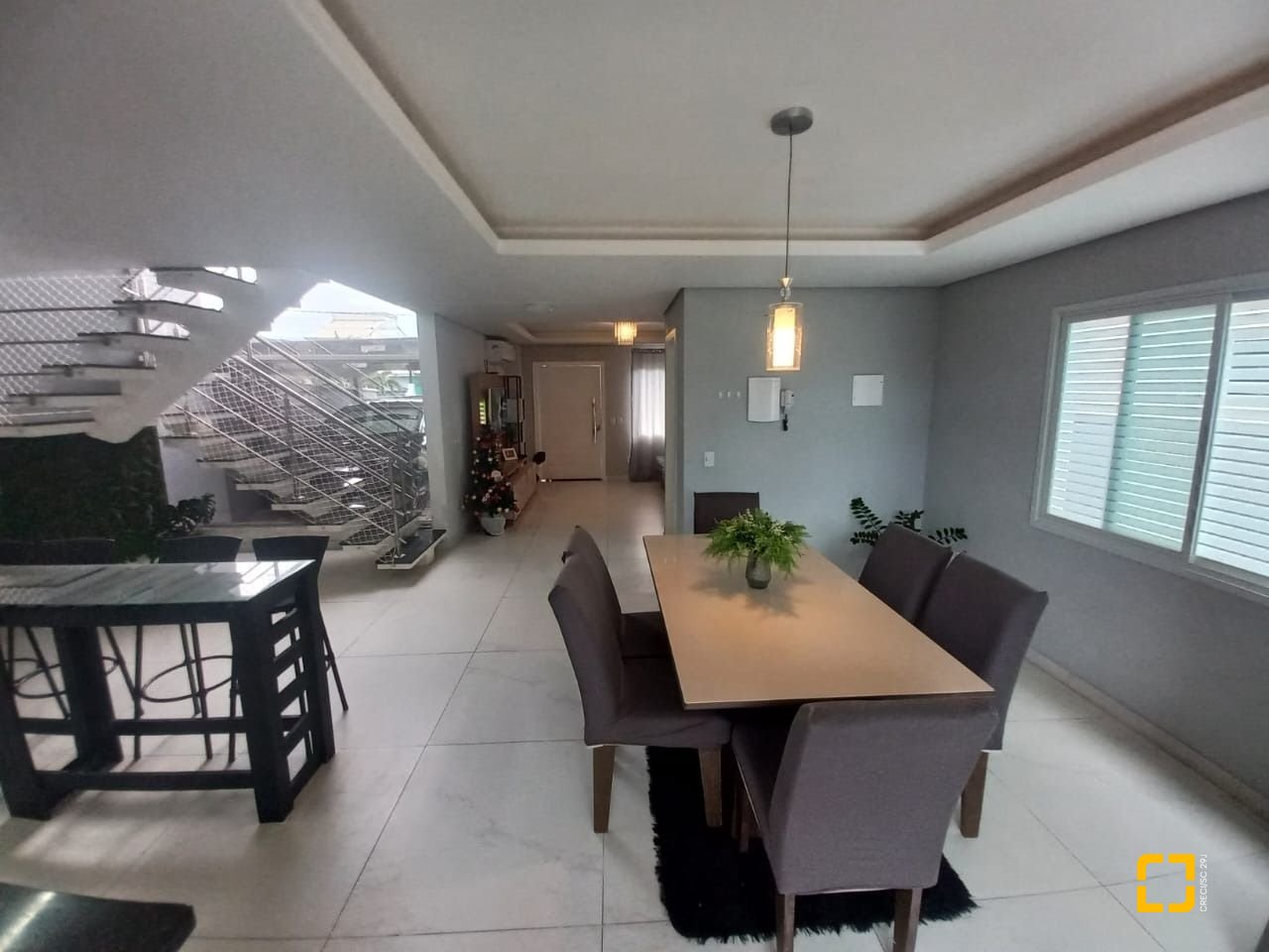 Casa com 158m², 6 quartos (sendo 3 suítes), 2 garagens, no bairro Rio Vermelho em Florianópolis