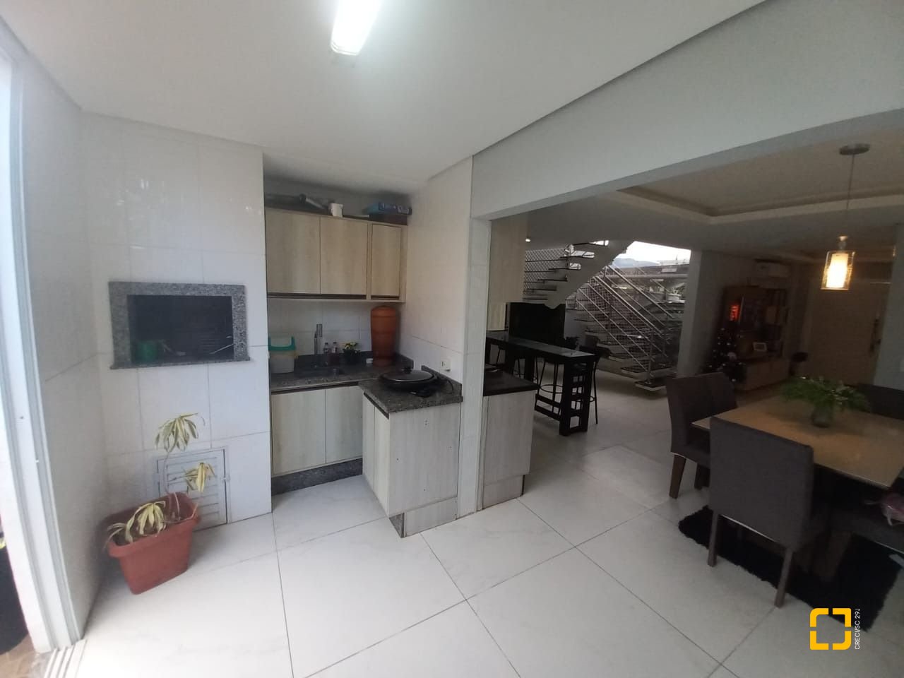 Casa com 158m², 6 quartos (sendo 3 suítes), 2 garagens, no bairro Rio Vermelho em Florianópolis