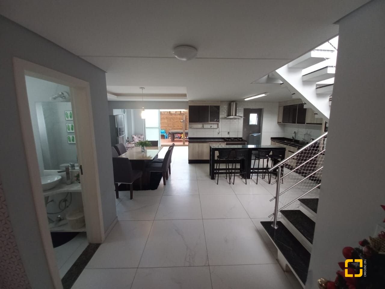 Casa com 158m², 6 quartos (sendo 3 suítes), 2 garagens, no bairro Rio Vermelho em Florianópolis