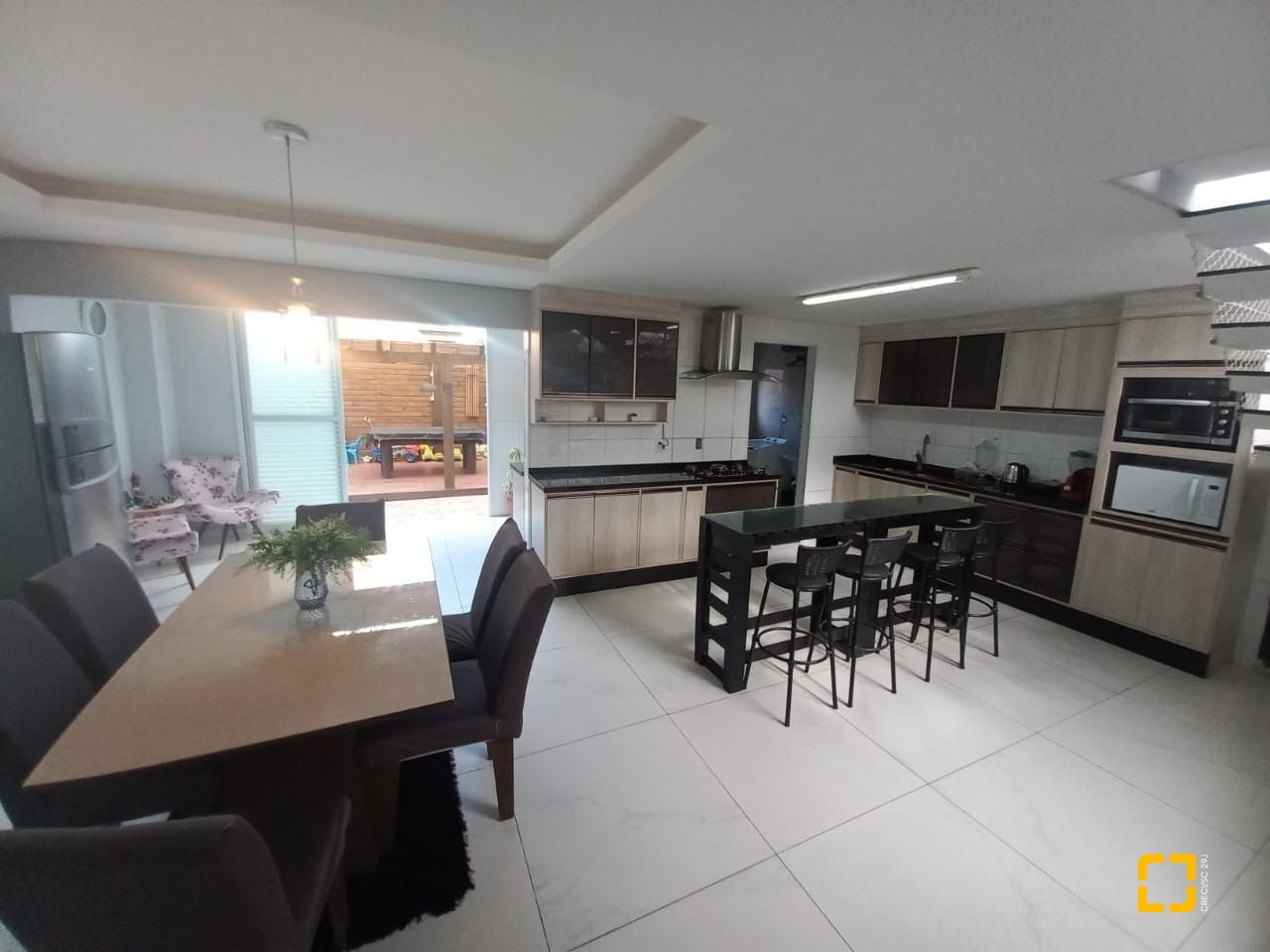 Casa com 158m², 6 quartos (sendo 3 suítes), 2 garagens, no bairro Rio Vermelho em Florianópolis