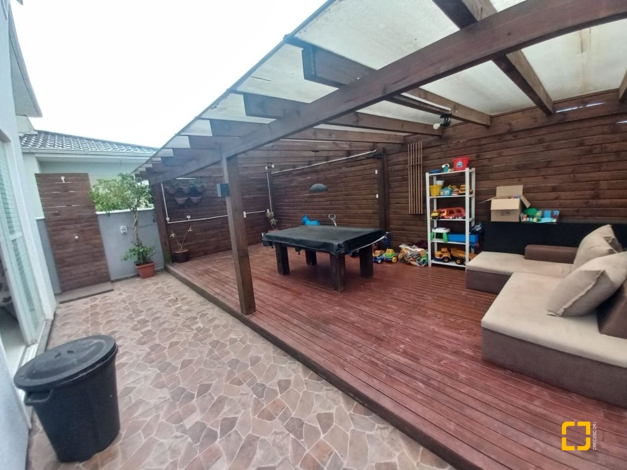 Casa com 158m², 6 quartos (sendo 3 suítes), 2 garagens, no bairro Rio Vermelho em Florianópolis