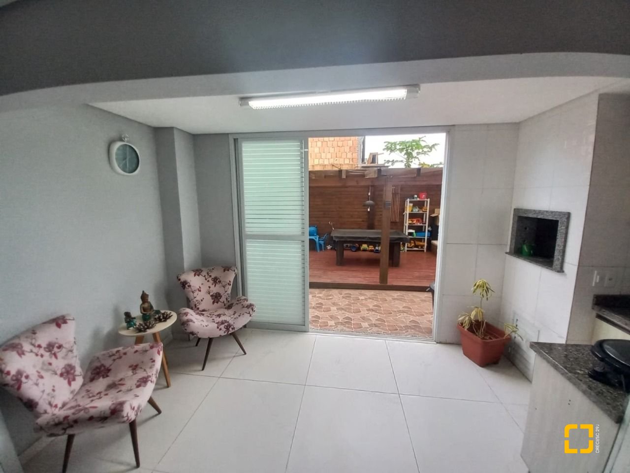 Casa com 158m², 6 quartos (sendo 3 suítes), 2 garagens, no bairro Rio Vermelho em Florianópolis