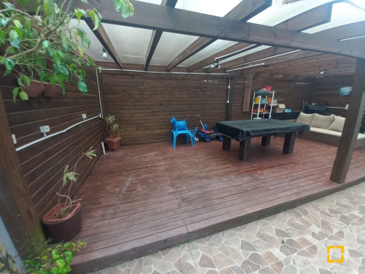 Casa com 158m², 6 quartos (sendo 3 suítes), 2 garagens, no bairro Rio Vermelho em Florianópolis