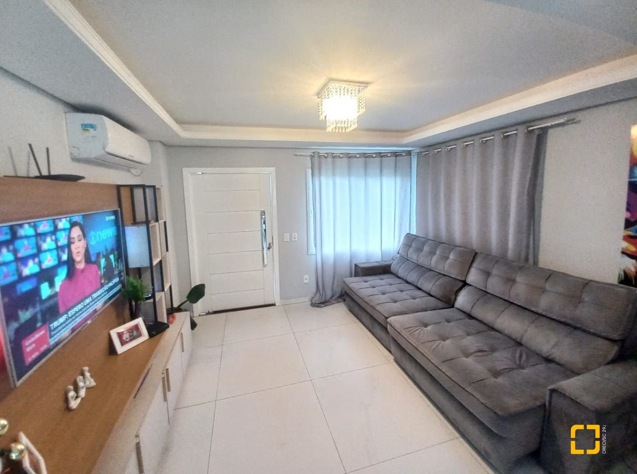 Casa com 158m², 6 quartos (sendo 3 suítes), 2 garagens, no bairro Rio Vermelho em Florianópolis