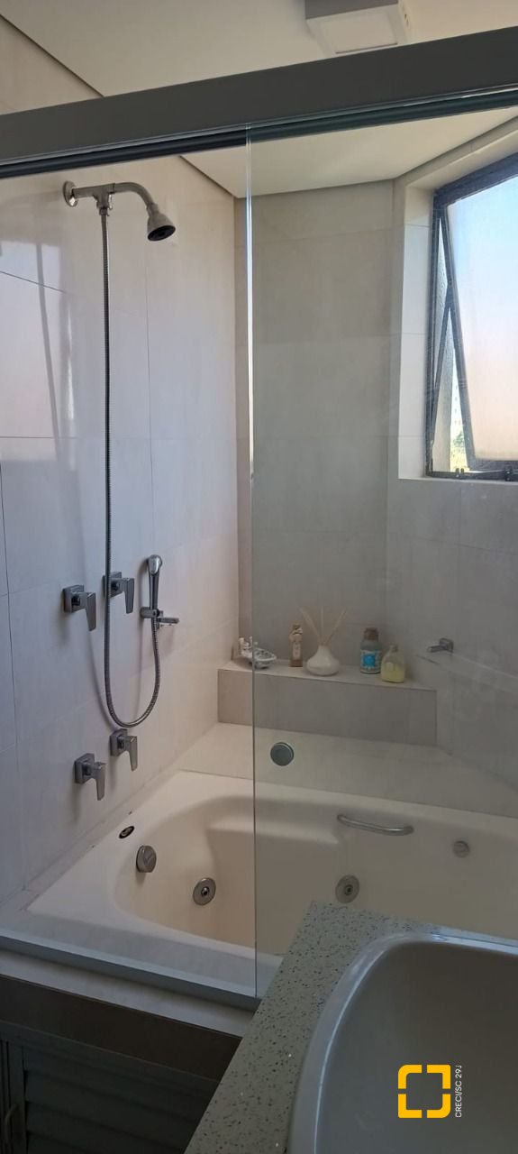 Apartamento com 128m², 4 quartos (sendo 1 suíte), 1 garagem, no bairro Estreito em Florianópolis