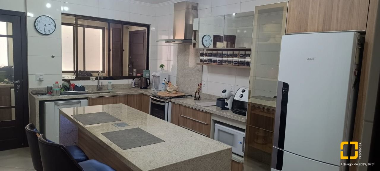 Apartamento com 128m², 4 quartos (sendo 1 suíte), 1 garagem, no bairro Estreito em Florianópolis