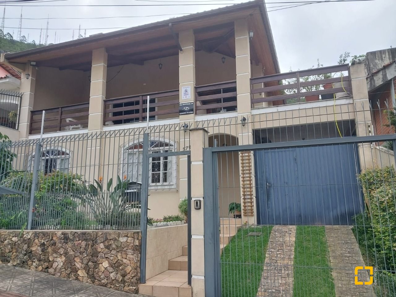 Casa com 295m², 6 quartos (sendo 2 suítes), 3 garagens, no bairro Trindade em Florianópolis