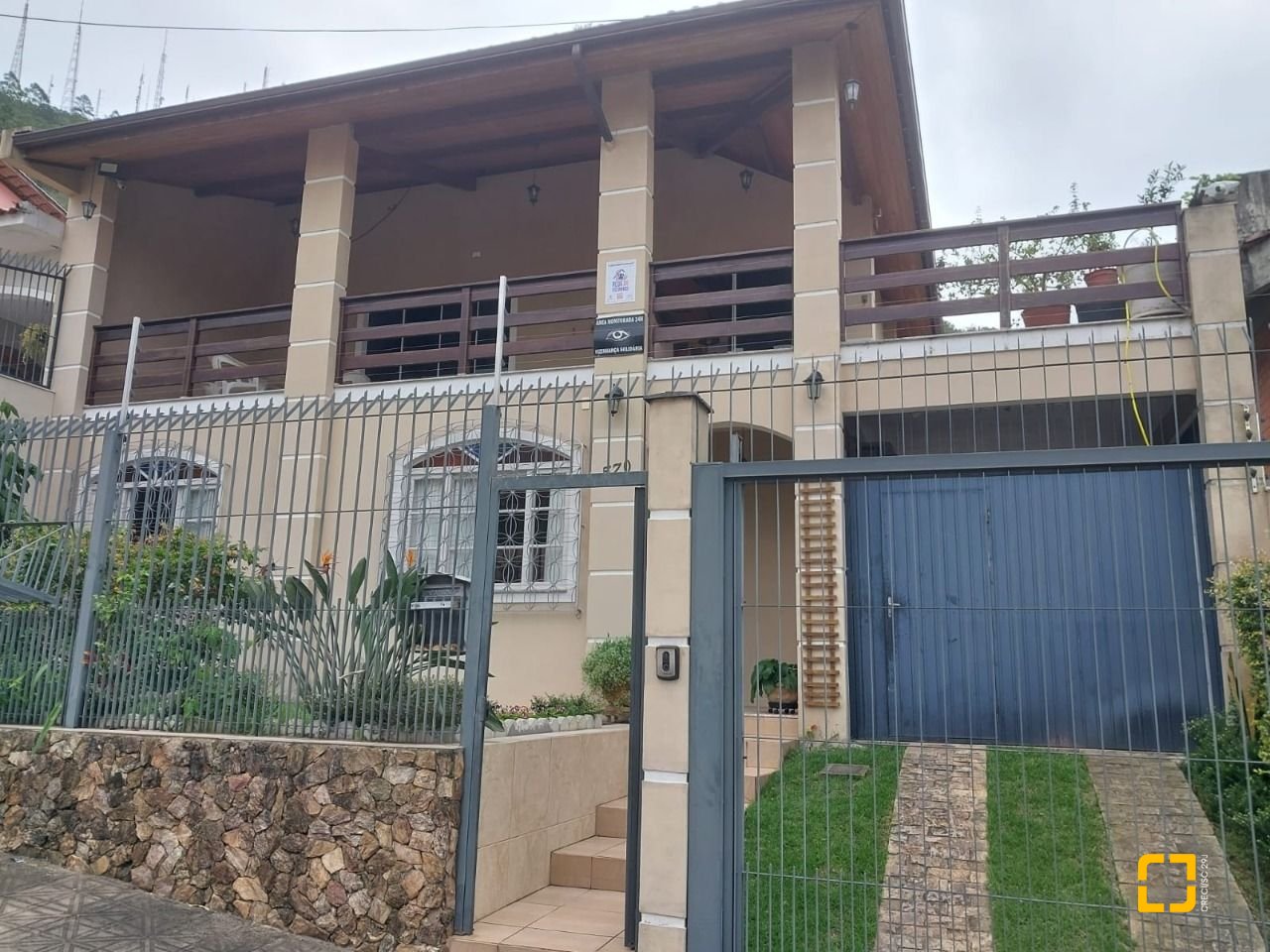 Casa com 295m², 6 quartos (sendo 2 suítes), 3 garagens, no bairro Trindade em Florianópolis