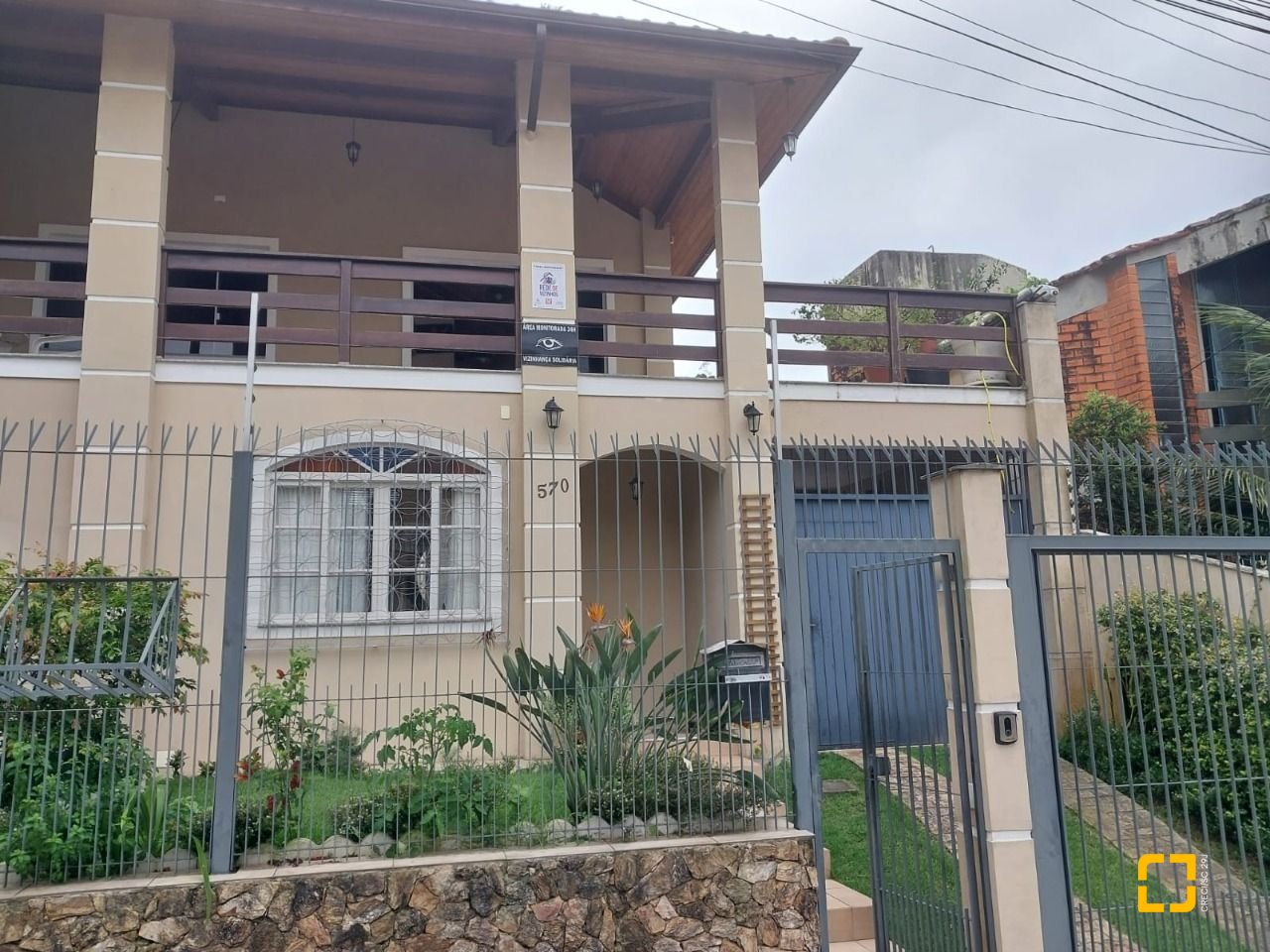 Casa com 295m², 6 quartos (sendo 2 suítes), 3 garagens, no bairro Trindade em Florianópolis