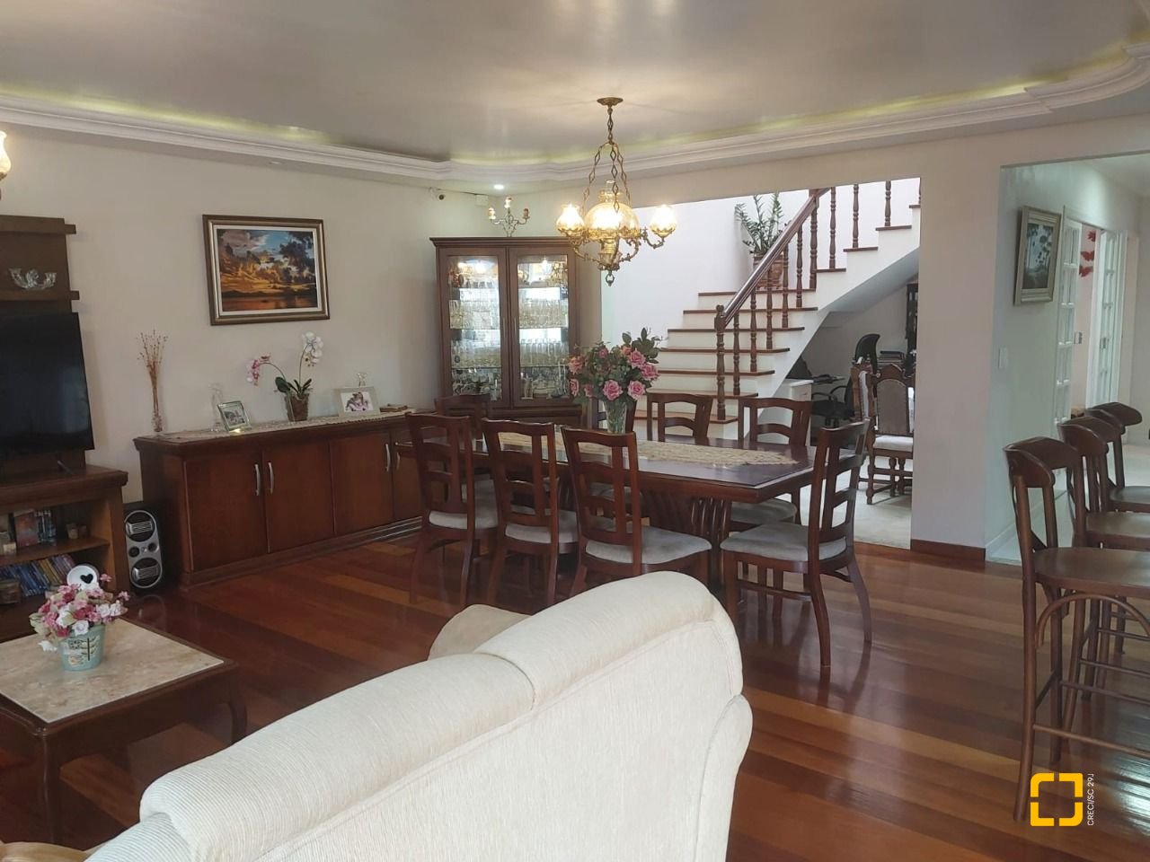 Casa com 295m², 6 quartos (sendo 2 suítes), 3 garagens, no bairro Trindade em Florianópolis