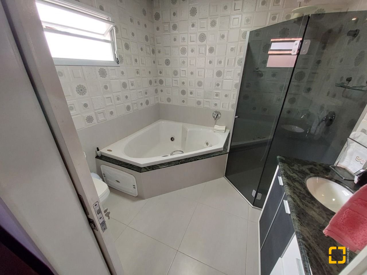 Casa com 295m², 6 quartos (sendo 2 suítes), 3 garagens, no bairro Trindade em Florianópolis