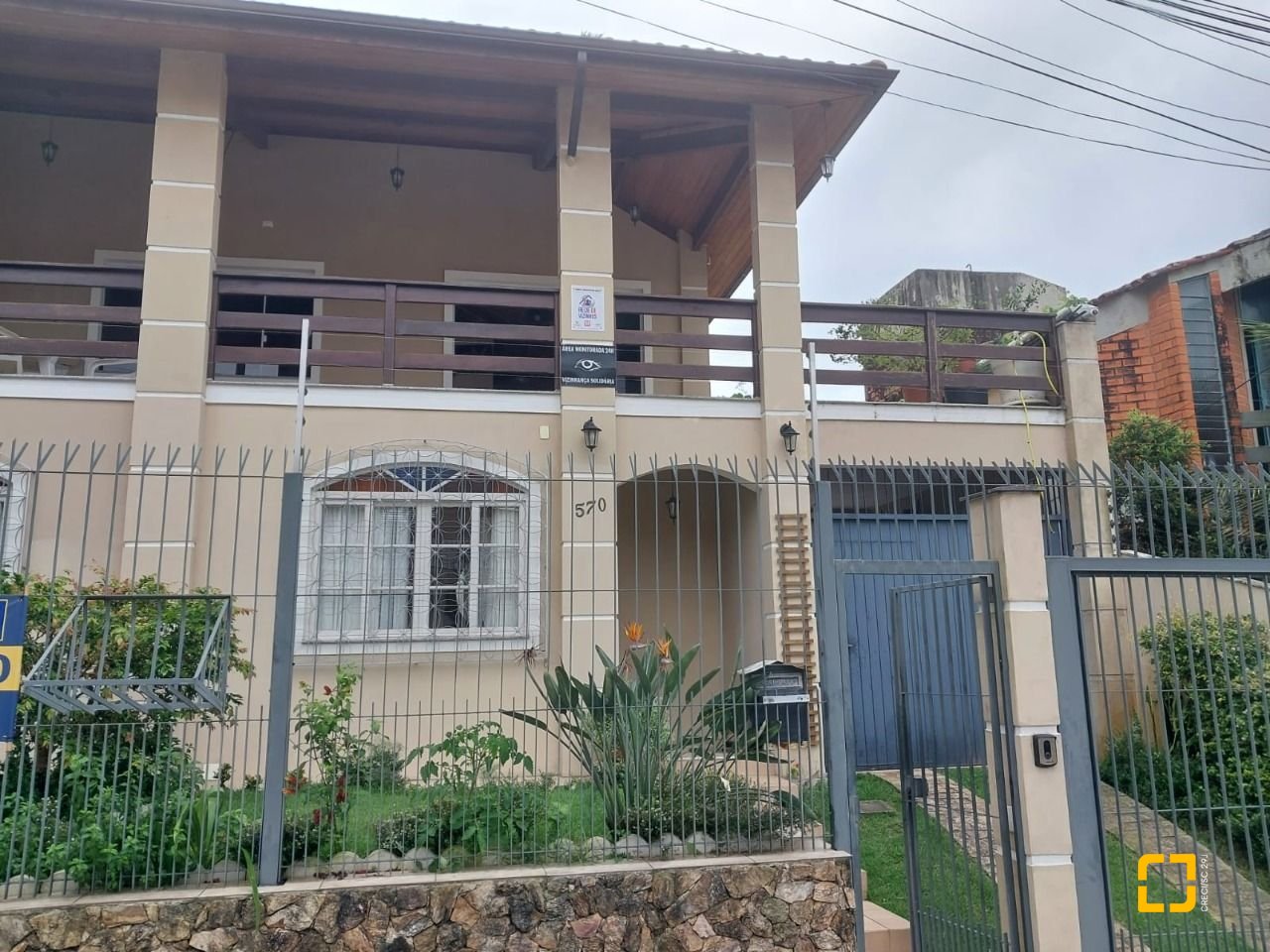 Casa com 295m², 6 quartos (sendo 2 suítes), 3 garagens, no bairro Trindade em Florianópolis