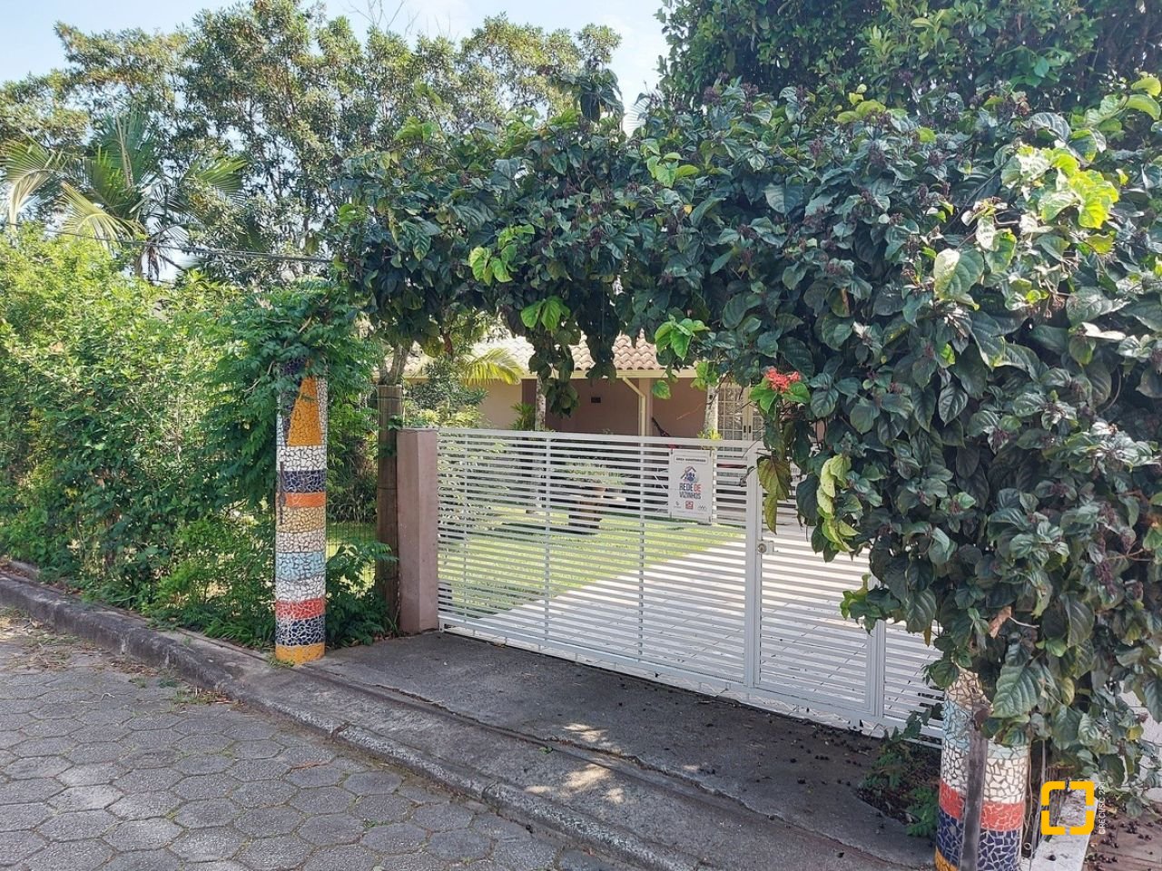 Casa com 162m², 5 quartos (sendo 1 suíte), 3 garagens, no bairro Campeche em Florianópolis