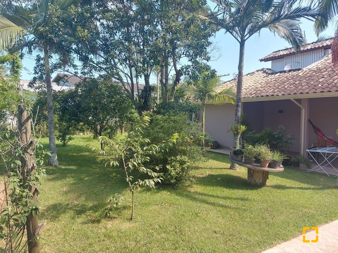 Casa com 162m², 5 quartos (sendo 1 suíte), 3 garagens, no bairro Campeche em Florianópolis